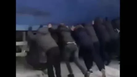 ՏԵՍԱՆՅՈՒԹ. Նովոսիբիրսկում վարորդները հրելով ճանապարհից հեռացրել են վթարված բեռնատարը