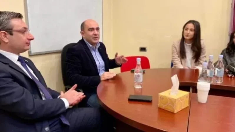 Հանդիպել ենք մի խումբ ուսանողների հետ. Էդմոն Մարուքյան