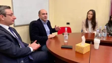 Հանդիպել ենք մի խումբ ուսանողների հետ. Էդմոն Մարուքյան