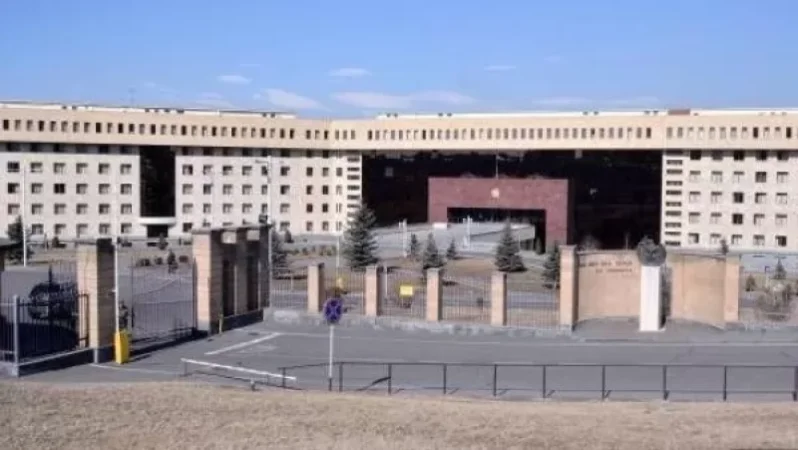 Մեքենայով կոտրել է ՊՆ վարչական մասնաշենքի մուտքի դռները և մխրճվել շինության մեջ