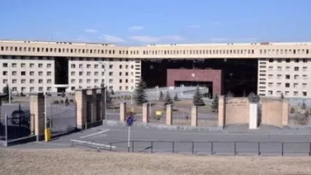 Մեքենայով կոտրել է ՊՆ վարչական մասնաշենքի մուտքի դռները և մխրճվել շինության մեջ