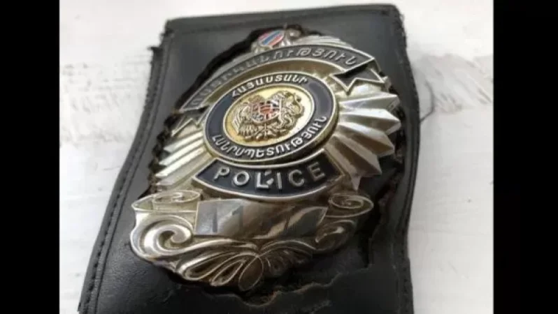 Ծոցագրպանի վկայականը փրկել է ոստիկանի կյանքը. Թշնամու արձակած արկի բեկորը դիպել է վկայականի ժետոնին