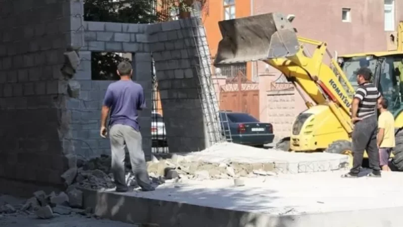 Գյումրիում քանդել են ավագանու ՔՊ-ական անդամի ապօրինի շինությունը