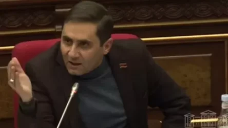 ՏԵՍԱՆՅՈՒԹ. Ձենդ հելավ հա՞. պարոն Աբովյան կոռեկտ եղեք. Ալեն Սիմոնյանը՝ Աբովյանին