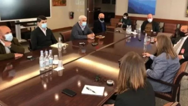 ԱՄՆ դեսպան Թրեյսին մասնագետների հետ քննարկել է գերեվարված անձանց անվտանգ վերադարձի կարևորությունը