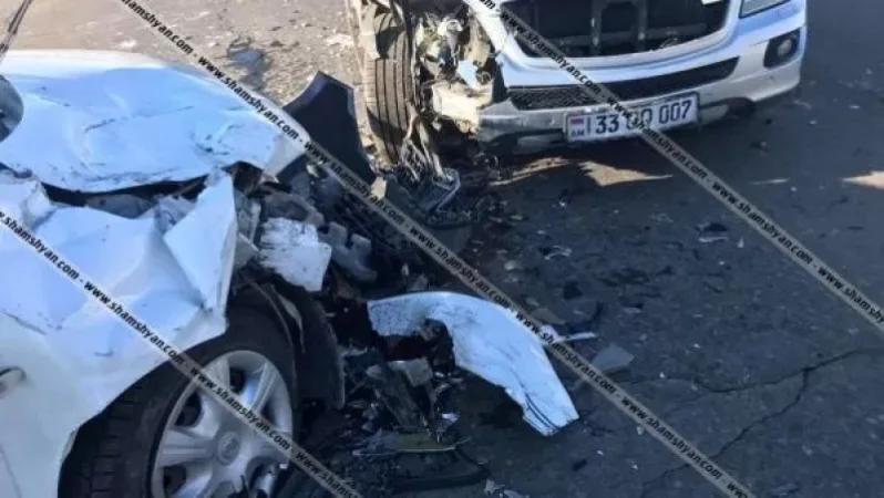Արմավիրի մարզում բախվել են Mercedes-ն ու Nissan-ը. վարորդները տեղափոխվել են հիվանդանոց