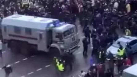 ՏԵՍԱՆՅՈՒԹ. Սանկտ Պետերբուրգում ամբոխը ճեղքեց ոստիկանական պատը, ցուցարարները բերման են ենթարկվում