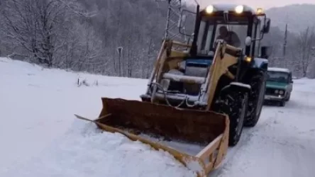 Ժամը 18:30-ի դրությամբ, սաստիկ բքի և ձյան բերվածքների պատճառով Տաթևի խաչմերուկի հատվածում առաջացել է խցանում