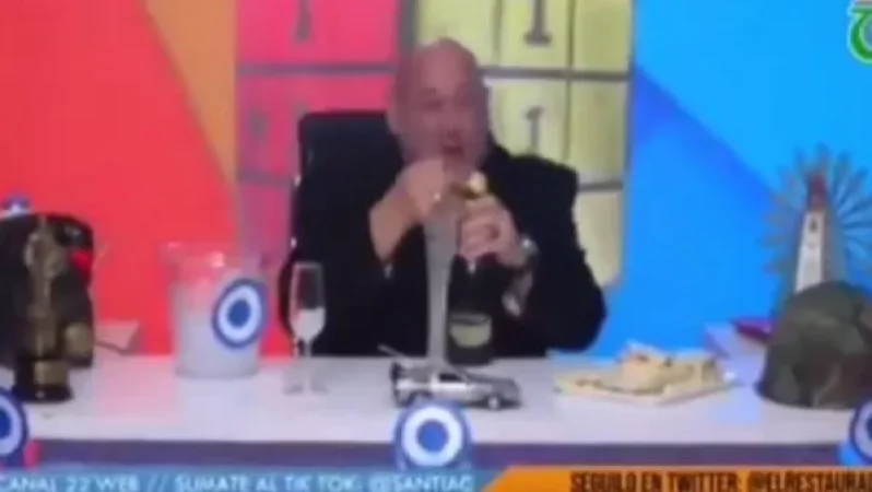 «Հին կեղտը մեռած է»․ արգենտինացի քաղաքական գործիչը շամպայնով է նշել Եղիսաբեթ II-ի մահը