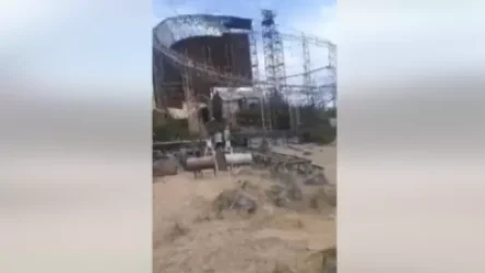 ՏԵՍԱՆՅՈՒԹ․ Արևային կայանի մետաղյա մասերը բարբարոսաբար կտրատվում են և օգտագործվում որպես բեմերի հիմք և բառի ստոյկաներ