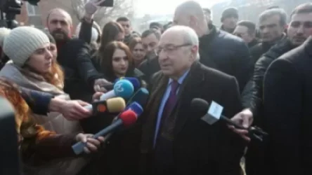 Այո, ասել եմ, հետո բոմժերից ներողություն եմ խնդրել, որովհետեւ նրանց վիրավորել եմ՝ համեմատելով դրանց հետ. Վազգեն Մանուկյան