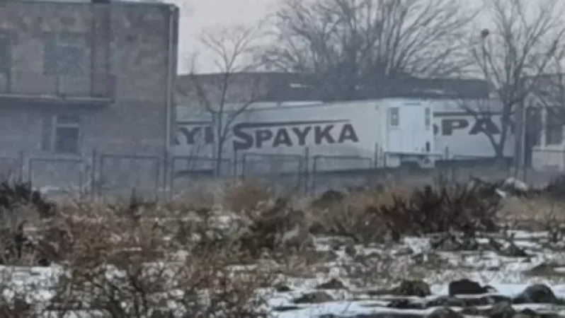 Մեծամորի դիահերձարանի մոտ կայանված են «Սպայկայի»  սառնարանային կցորդներ, որոնցում պահվում են զինծառայողների աճյուններ