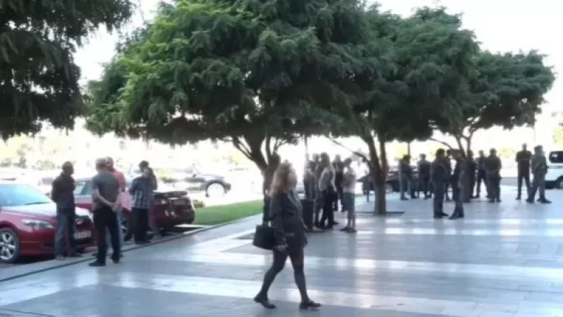 «Փեթակ» առևտրի կենտրոնի աշխատակիցները բողոքի ակցիա են իրականացնում կառավարության դիմաց