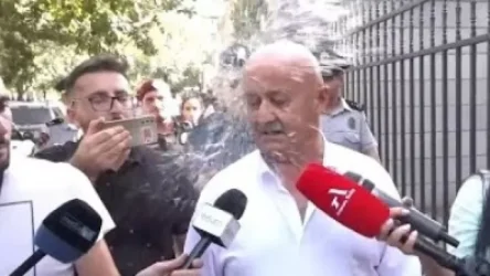 ՏԵՍԱՆՅՈՒԹ․ «Թուրք, դավաճան, անասուն»․ քաղաքացին ջուր լցրեց Հովիկ Աղազարյանի վրա