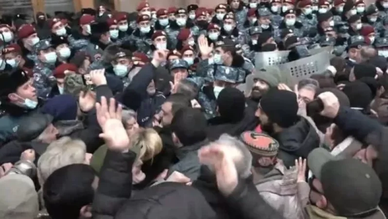 Հինգ անձ է ձերբակալվել` ՀՀ կառավարության շենքը զավթելու փորձ կատարելու կասկածանքով