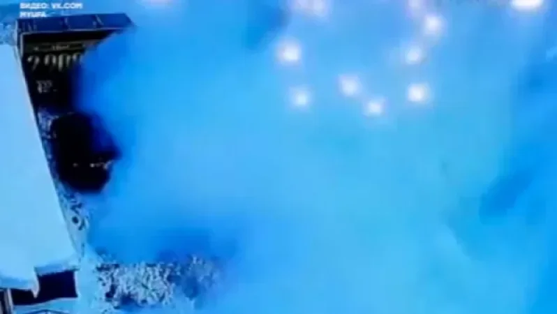 VIDEO: A Huge Snow Avalanche Falls on People