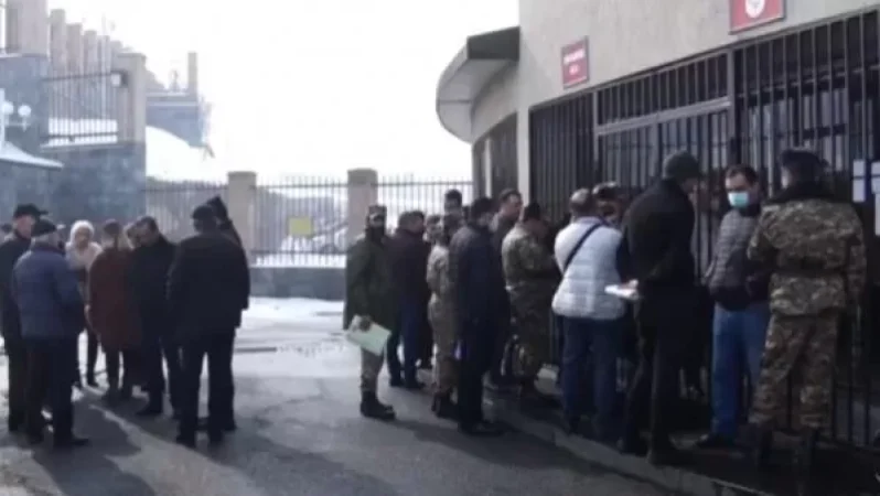 Ակցիայի 3 մասնակից այս պահին հանդիպում է ՊՆ ներկայացուցչի հետ