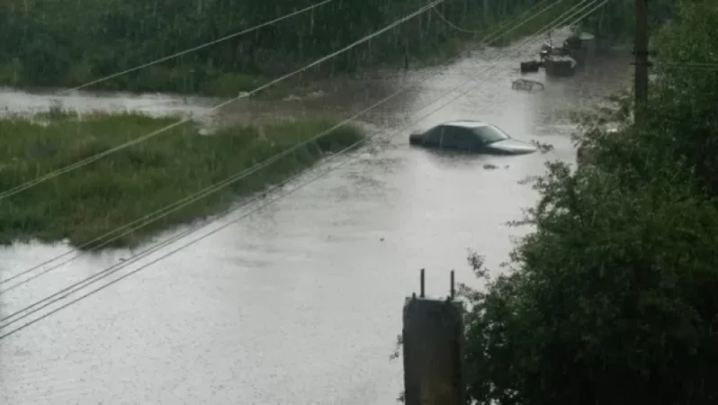 Գյումրիում  կայանված մեքենաները ջրով են ծածկվել