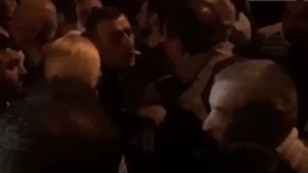 ՏԵՍԱՆՅՈՒԹ. Արզաքանցյանին թույլ չեն տվել ելույթ ունենալ, սուլոցներով իջեցրել են բեմից, ապա քաշքշել