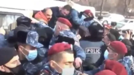 Ոստիկանները բռնի ուժով բերման ենթարկեցին ԱԺ-ի դիմաց բողոքի ակցիա իրականացնողներին, այդ թվում՝ Գեղամ Մանուկյանին