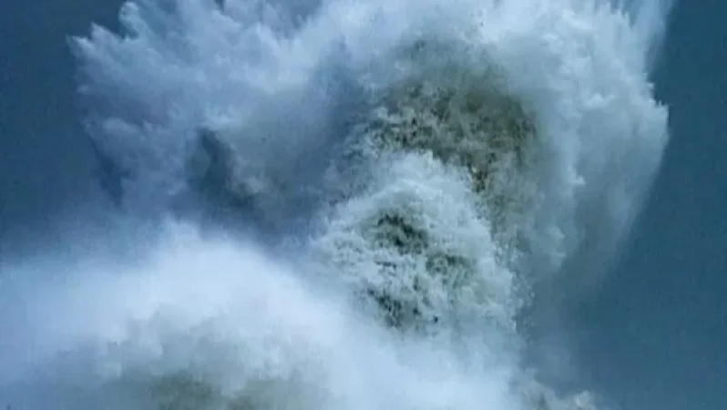 PHOTOGRAPHY. Nature's Latest Marvel: Sea Waves 'Recreate' Poseidon