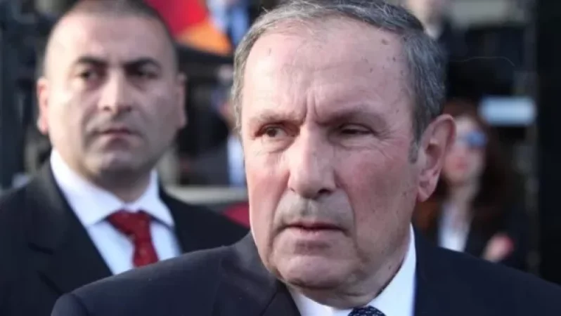 Լևոն Տեր-Պետրոսյանն իր առանձնատանն ընդունել է Գարեգին Բ կաթողիկոսին