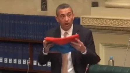 ՏԵՍԱՆՅՈՒԹ. Ավստրալացի պատգամավորը  խորհրդարանում ցույց տվեց Արցախի դրոշը և խոստացավ այն փակցնել աշխատասենյակում