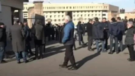 Անհետ կորած զինծառայողների հարազատներից հինգն այս պահին հանդիպում են ՊՆ նախարարի հետ