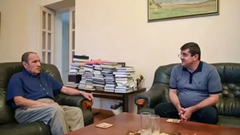 Լևոն Տեր-Պետրոսյանը հանդիպել է Արայիկ Հարությունյանի հետ