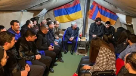 ԼՈՒՍԱՆԿԱՐ. Սերժ Սարգսյանն այցելել է Հանրապետության հրապարակում գտնվող Հայրենիքի փրկության շարժման վրան