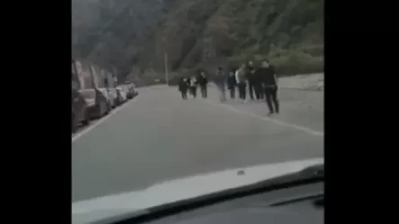 ՏԵՍԱՆՅՈՒԹ. Երիտասարդները տաքսիներով հասնում են Լարս ու փորձում ոտքով հատել սահմանը.  իրավիճակը` անցակետում