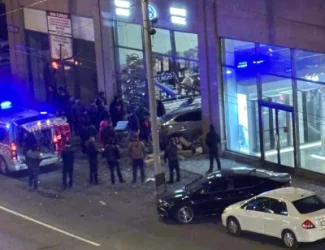 Վթարի հետևանքով «Nissan» –ը  բախվել է ավտոպահեստամասերի խանութի ցուցափեղկին