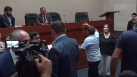 ՏԵՍԱՆՅՈՒԹ. «Էսի Ձեզ, խաբելով ման էս գալիս». արմավիրցիները մեդալ նվիրեցին Քերոբյանին և լքեցին դահլիճը