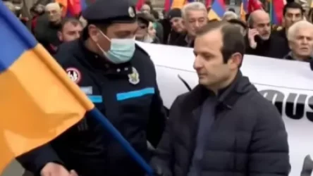 ՏԵՍԱՆՅՈՒԹ. Բանավեճ ոստիկանների և երթի մասնակիցների միջև