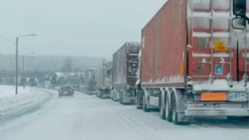 Լարսի ճանապարհը ձնաբքի պատճառով փակ է. ռուսական կողմում կուտակված են մեծ թվով բեռնատարներ