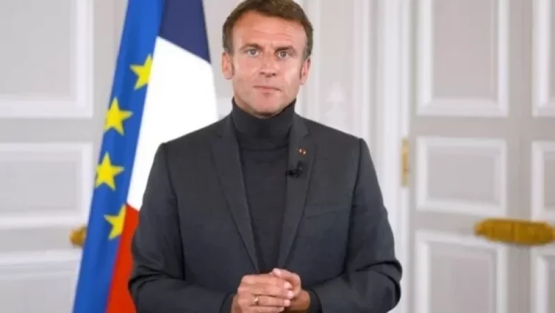 Մակրոնն առաջին անգամ ներկայացել է բարձր օձիքով սվիտերով՝ ի նշան էներգախնայողության