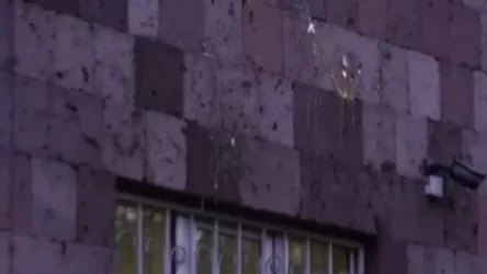 ՏԵՍԱՆՅՈՒԹ. Ընդդիմության երթի մասնակիցները ձվեր նետեցին ՀՔԾ–ի շենքի վրա