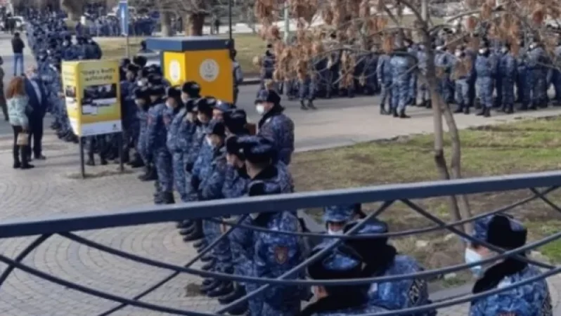 Հազարավոր ոստիկաններով շրջապատել են կառավարության շենքերը