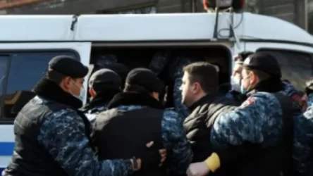 Լարված իրավիճակ  կառավարության 3-րդ մասնաշենքի մոտ. քաղաքացիներին բերման են ենթարկում