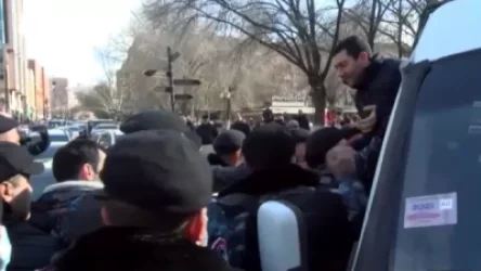 Կառավարության 3-րդ մասնաշենքի մոտ ակցիա իրականացնող 25 քաղաքացի է բերման ենթարկվել ոստիկանության բաժին