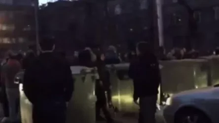 Երիտասարդներն աղբարկղներով փակել են Խանջյան փողոցը