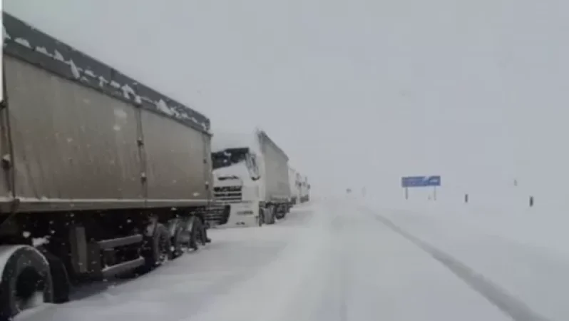 Լարսի ճանապարհը ձնաբքի պատճառով փակ է բոլոր մեքենաների համար