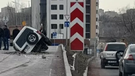 Քիչ առաջ Եղվարդի խճուղում  մեքենա է ընկել փոսը