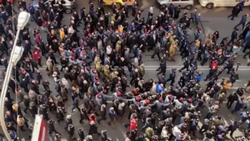 Նիկոլ Փաշինյանը իր առաջնորդած երթի ընթացքում մի քանի շարքով շրջապատված է ոստիկաններով