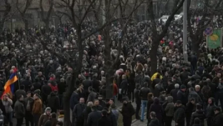 Բաղրամյան պողոտայում հանրահավաքն ընդմիջվեց 1 ժամով. ընդդիմադիրները սպասում են նախագահի որոշմանը