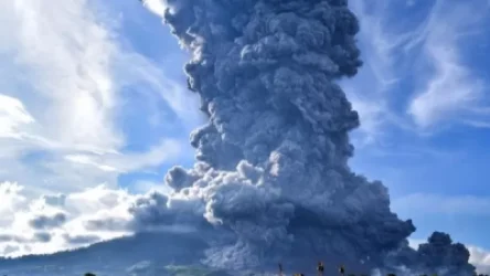 ՏԵՍԱՆՅՈՒԹ. Սինաբունգ հրաբուխը մոխրի ու ծխի 5 կմ բարձրությամբ սույն է արտանետել