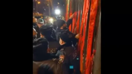 ՀՅԴ ՀԵՄ անդամներն Ազգային ժողովի դարպասներից կարմիր ժապավեններ են կախել