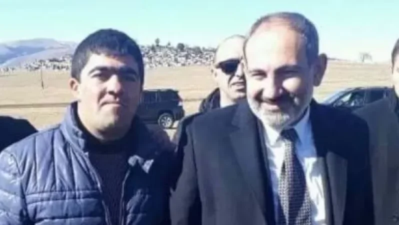 Փաշինյանի հրաժարականը պահանջած համայնքապետի փոխարեն վարչապետը ԺՊ է նշանակել «Վերջ թավիշին» կարգախոսով երիտասարդին