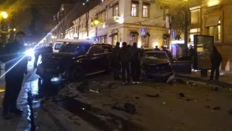 Խոշոր վթար՝ Երևանի կենտրոնում. Աբովյան փողոցում բախվել են Toyota մակնիշի 2 մեքենա