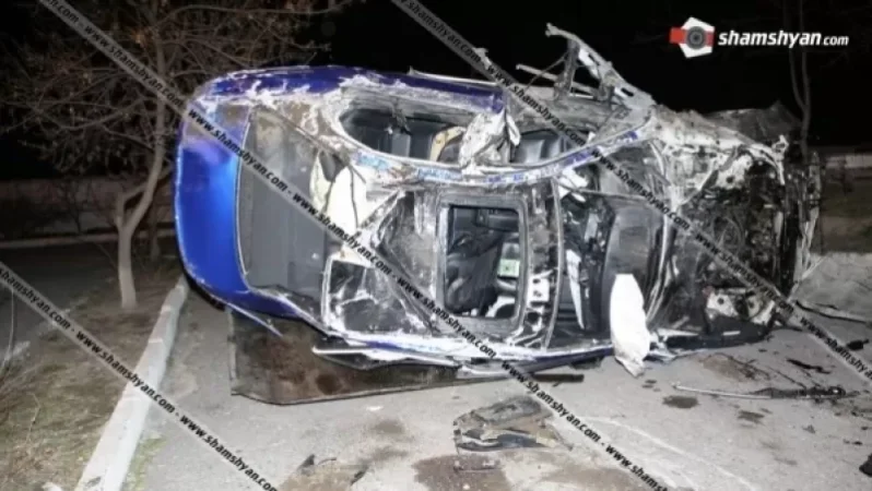 Մեքենան բախվել է զորակոչային ծառայության բետոնե պաշտպանիչ արգելապատնեշներին. կա 2 զոհ